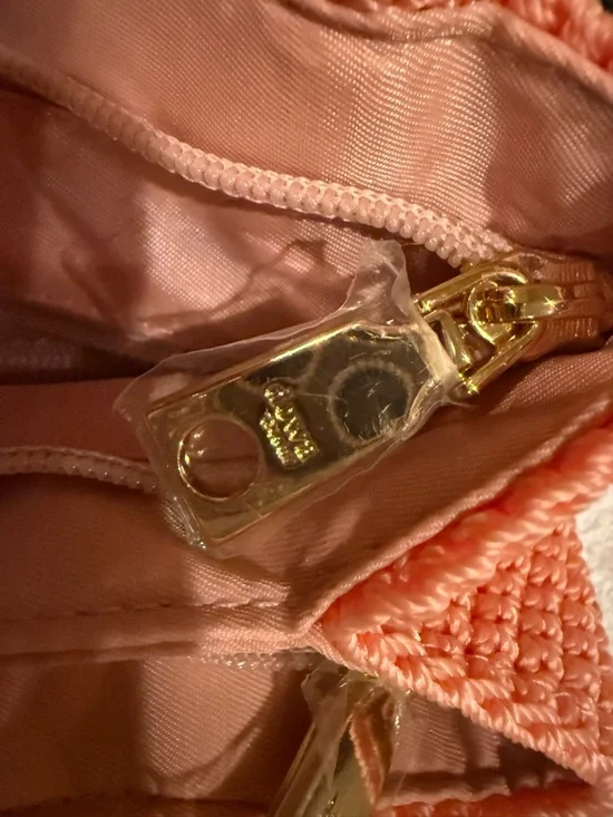 Two-Tone Crochet Tote in Coral Pink and Black 100% Handmade by dowa - Picture 5 of 7